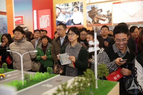 中国传媒大学校领导带队参观砥砺奋进的五年大型成就展 中国传媒大学校领导带队参观砥砺奋进的五年大型成就展
