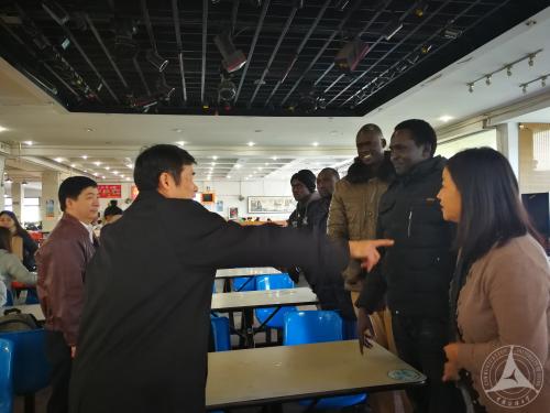 发展中国家留学生与校领导在食堂攀谈校园生活