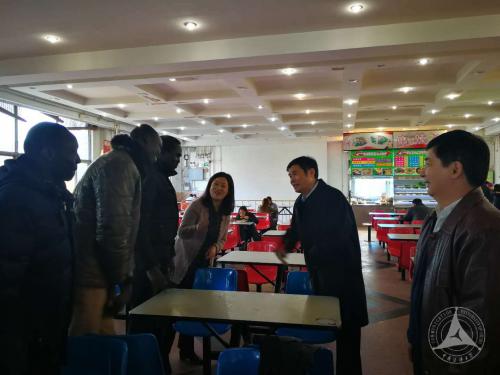 发展中国家留学生与校领导在食堂攀谈校园生活 发展中国家留学生与校领导在食堂攀谈校园生活