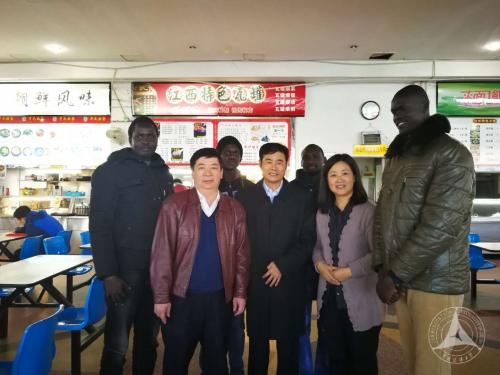 发展中国家留学生与校领导在食堂攀谈校园生活 发展中国家留学生与校领导在食堂攀谈校园生活