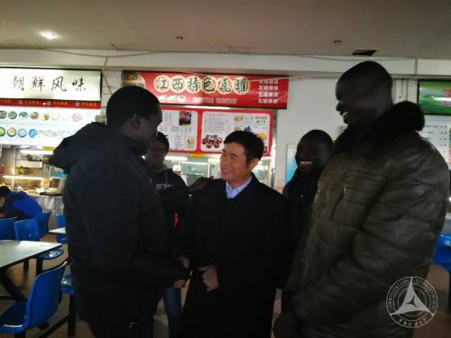 发展中国家留学生与校领导在食堂攀谈校园生活 发展中国家留学生与校领导在食堂攀谈校园生活